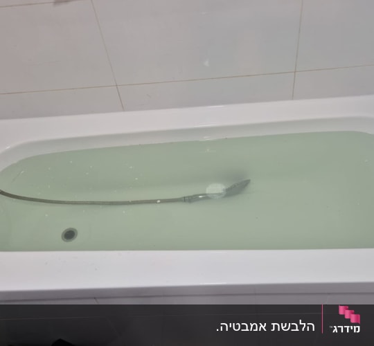 אמבטיה עם מים וברז מקלחת